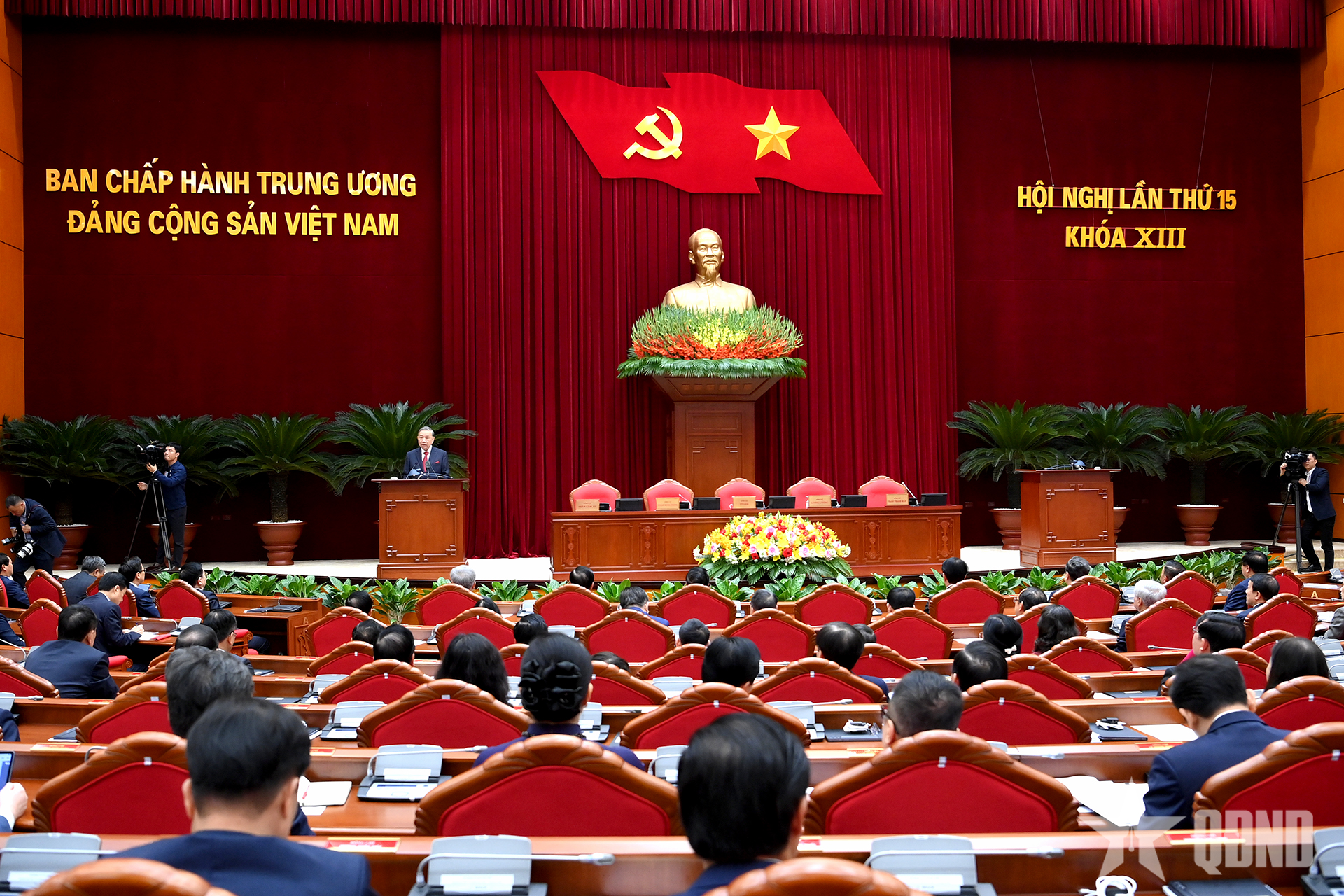 Ngày làm việc thứ hai và bế mạc Hội nghị Trung ương 15 khóa XIII 